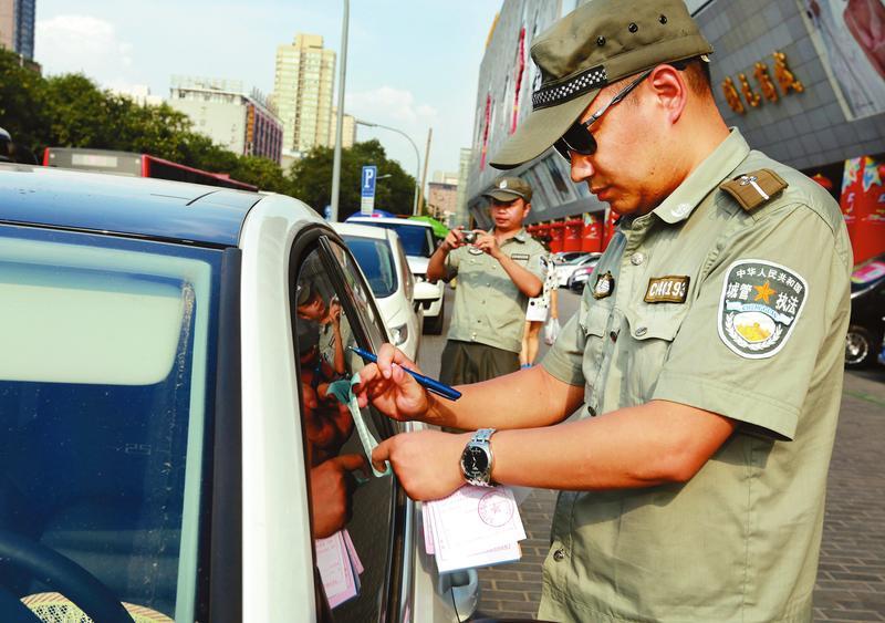 2017新疆公务员面试热点：城市道路违法停车拟将纳入城管执法范围1