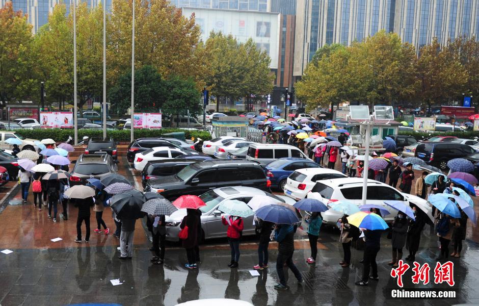 济南数千名研究生考生雨中报名信息确认1