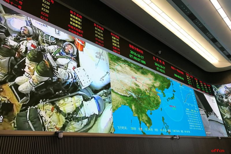 李克强在北京指挥中心观看神舟十一号发射2