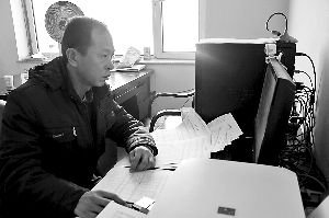 40岁村干部考上公务员 为练写作用去15斤草纸1