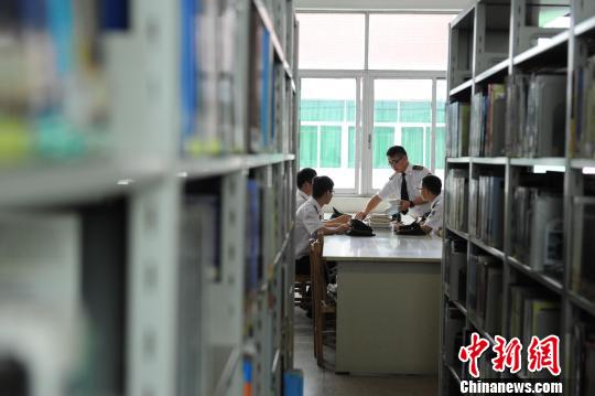 武汉一高校4名保安考上研究生 获称"励志保安团"2