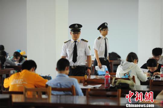 武汉一高校4名保安考上研究生 获称"励志保安团"3