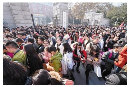 新京报：93万人参加国考平均33人录1个1