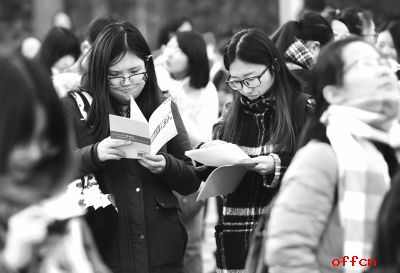 武汉晨报：国考笔试开考 武汉3.7万人争892个职位1