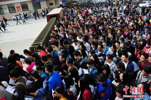 中国新闻网:国考报名今截止总数已超百万 300余职位无人报1